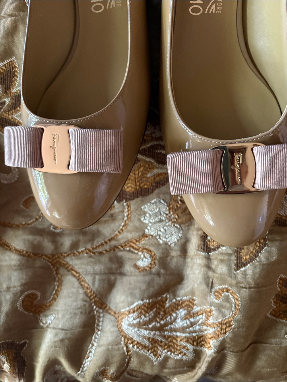 Salvatore Ferragamo Patent Leather Bow Heels Nude 9D (Samples?) - Picture 5 of 5